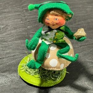 Annalee Green Felt Elf Sitting on Polka Dot Mushroom Figurine